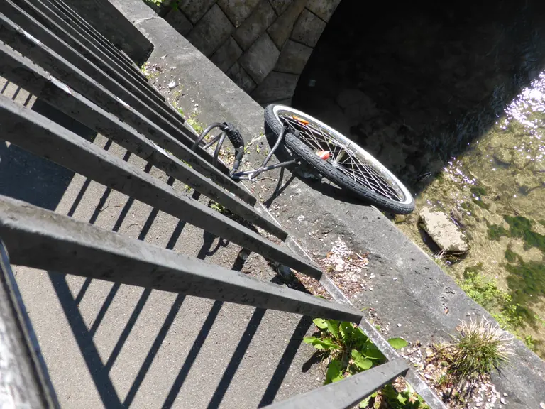 Cuadro de bicicleta pelado tras un robo: solo queda el marco atado al soporte.