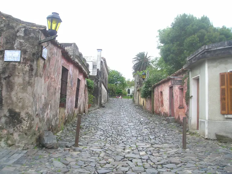 The Calle de los Suspiros: fifty metres of wedge-set cobble, no kerbs.